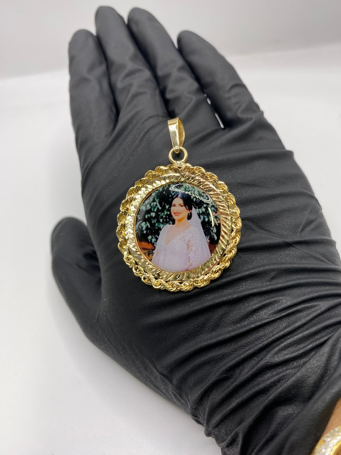 14k Rope Picture Pendant